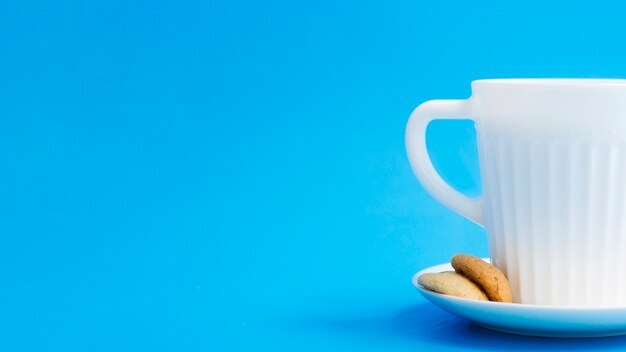 Tasse de lait avec des biscuits