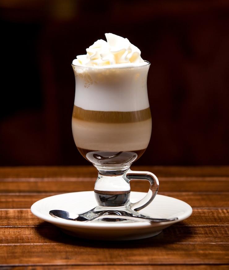 Photo gratuit tasse de latte chaud avec mousse et crème