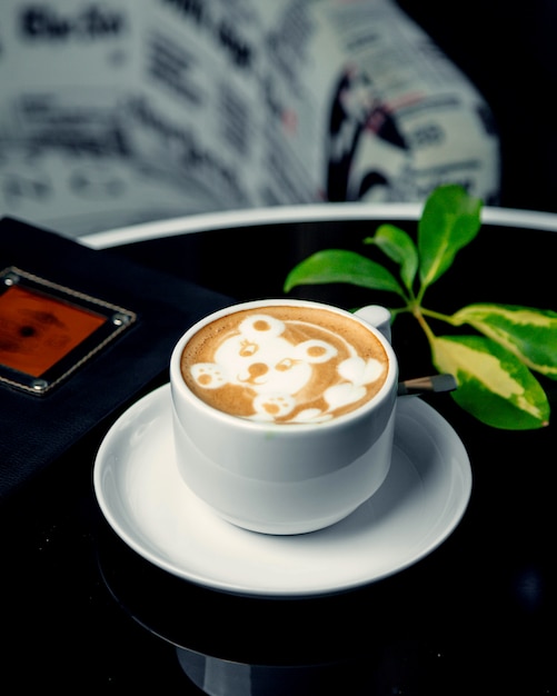 Une tasse de latte avec latte art avec imprimé ours