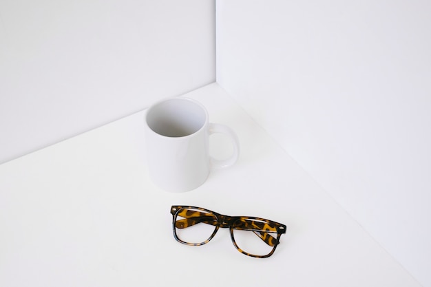 Photo gratuite tasse et lunettes