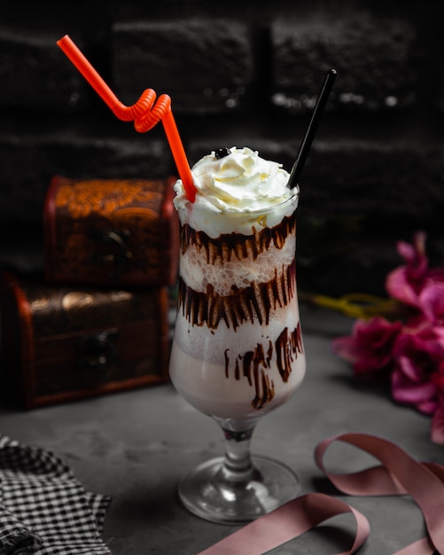 Tasse de milkshake à la crème fouettée et au chocolat