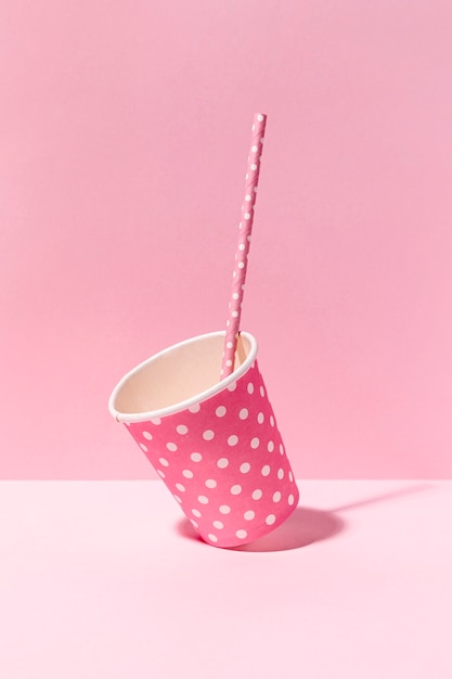 Tasse de papier gros plan sur table