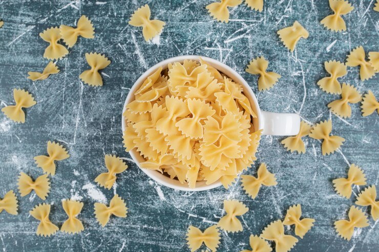 Photo gratuit tasse de pâtes farfalle sur fond bleu. photo de haute qualité