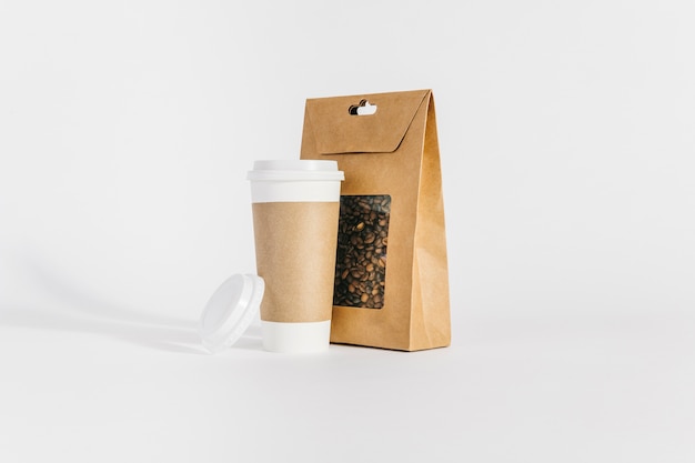 Tasse en plastique à côté du sac de café