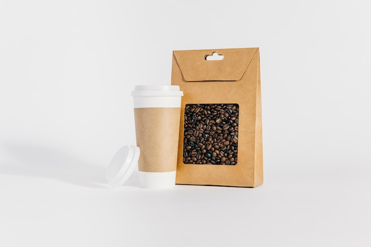Photo gratuit tasse en plastique et sac de café