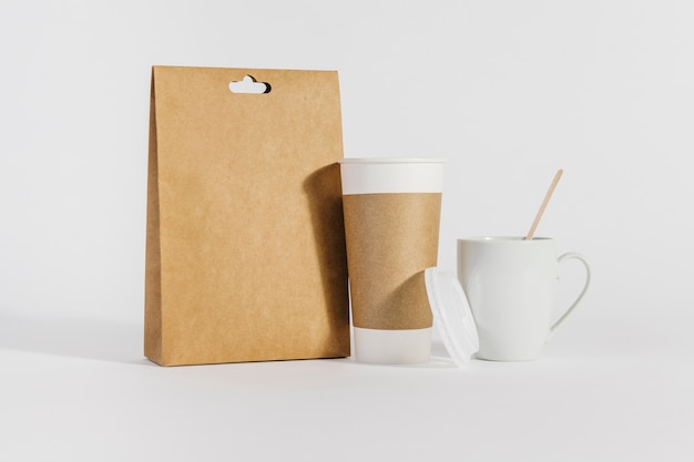 Photo gratuite tasse en plastique, tasse et sac