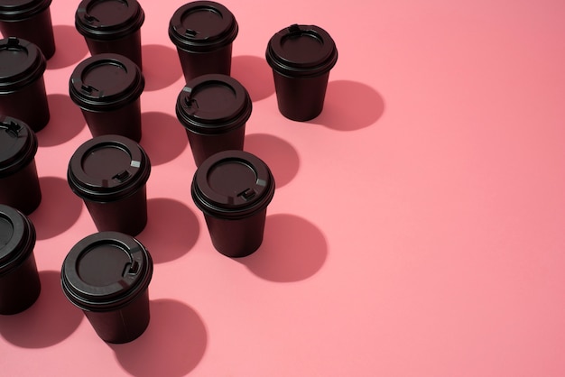 Photo gratuite tasse en plastique vue de dessus prête à être recyclée