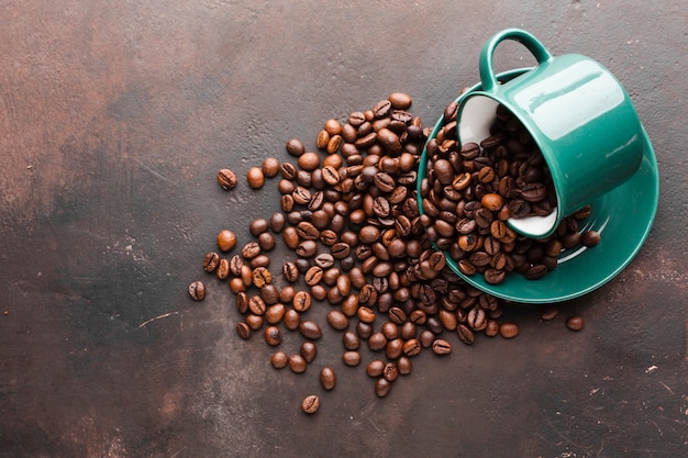 Tasse renversée avec grains de café