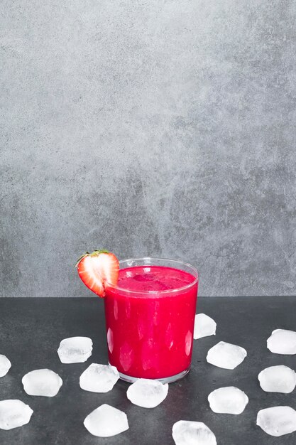 Tasse avec smoothie frais aux fraises