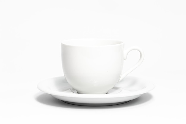 Photo gratuite tasse et soucoupe blanches isolées sur fond blanc