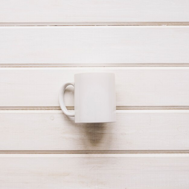 Tasse sur la surface en bois