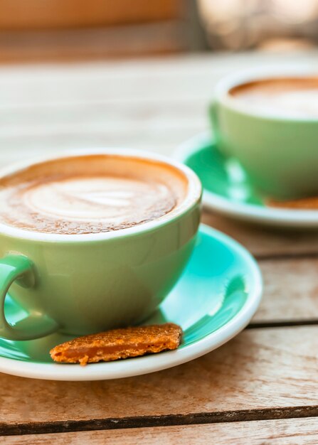 Tasse de tasse à cappuccino avec gaufres