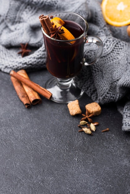 Photo gratuite tasse de thé à angle élevé avec du citron et de la cannelle