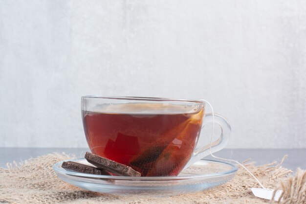 Une tasse de thé aromatique avec une cuillère en bois d'infusion.