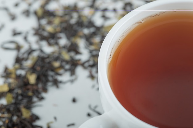 Une tasse de thé aromatique avec des thés séchés en vrac.