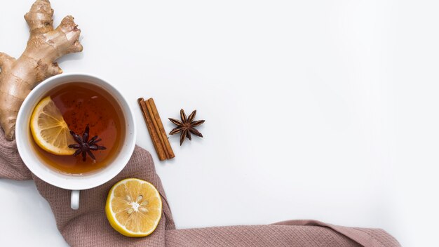 Tasse à thé au gingembre sur un drap marron