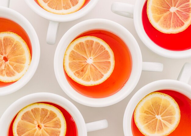 Photo gratuite tasse à thé au gingembre avec une tranche de citron sur fond blanc