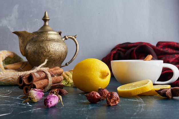 Une tasse de thé aux herbes et épices.