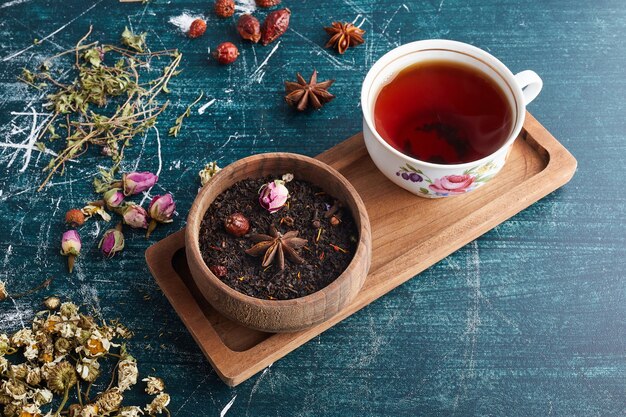 Une tasse de thé aux herbes.