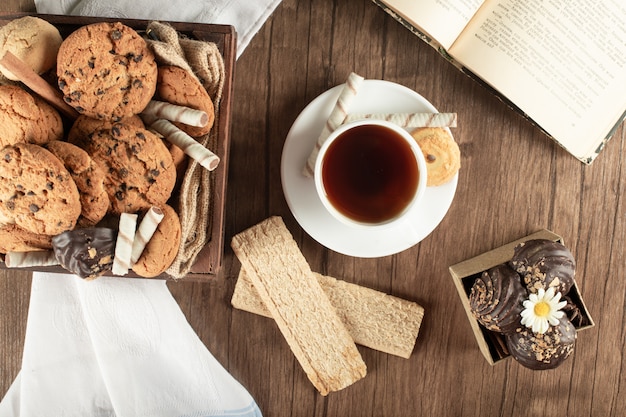 Une tasse de thé avec des biscuits à l'avoine et des craquelins. Vue de dessus