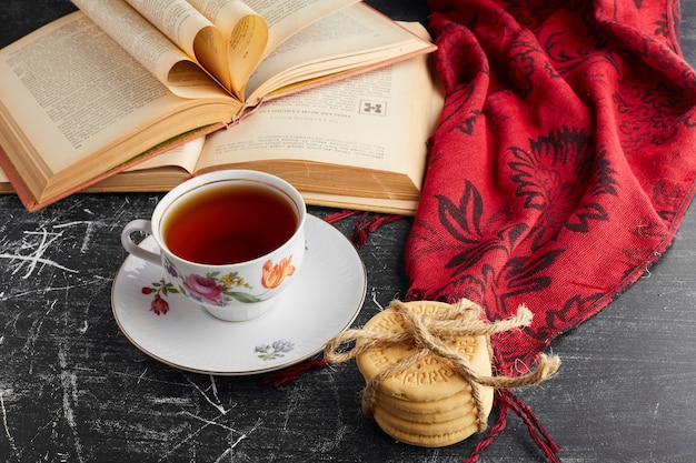 Une tasse de thé avec des biscuits croustillants.