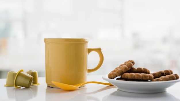 Photo gratuite tasse de thé avec des biscuits