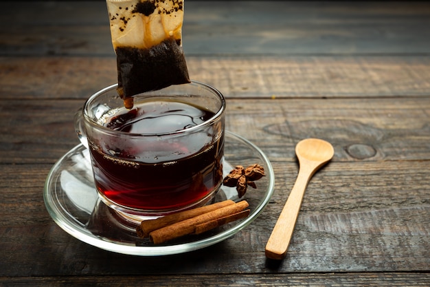 Tasse de thé sur bois.