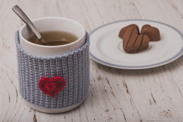 Tasse de thé avec des chocolats en forme de coeur
