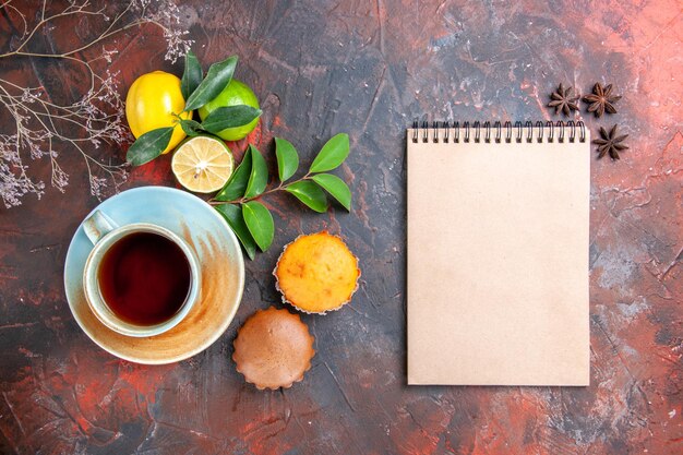 une tasse de thé cupcakes une tasse de thé citrons anis étoilé à côté du cahier