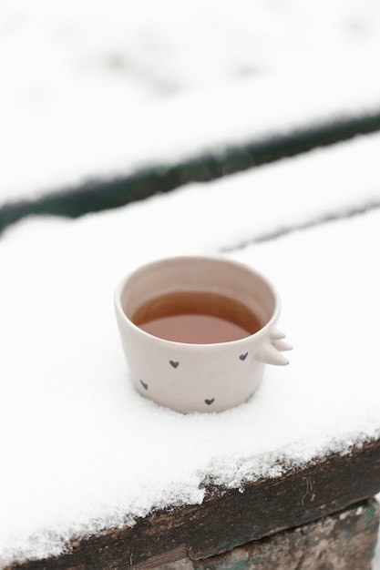 Tasse de thé à l'extérieur en hiver