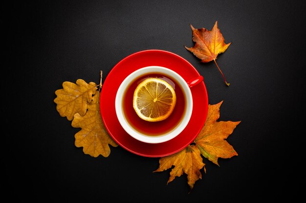 Tasse de thé avec des feuilles d&#39;automne