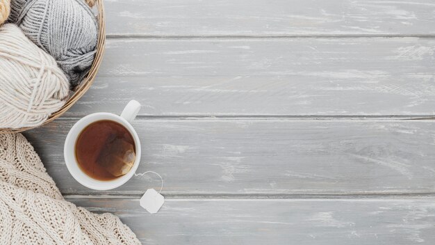 Tasse à thé et fil Top vire avec espace copie