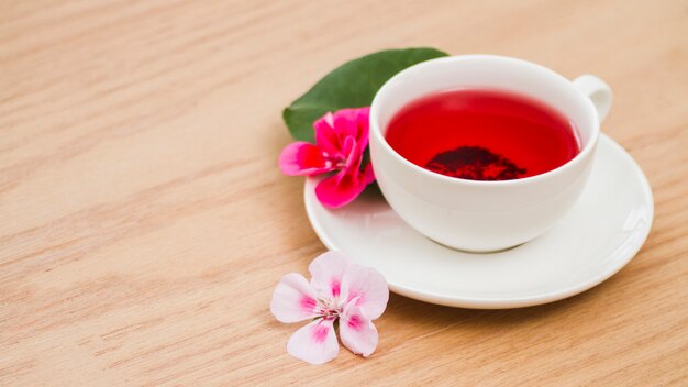Tasse de thé avec des fleurs