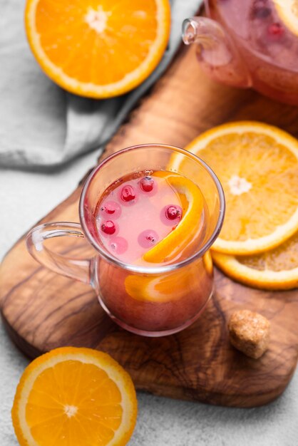 Tasse de thé fruité sur planche de bois