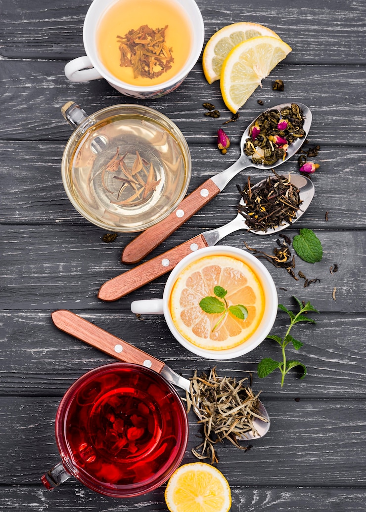 Photo gratuit tasse de thé et d'herbes à côté