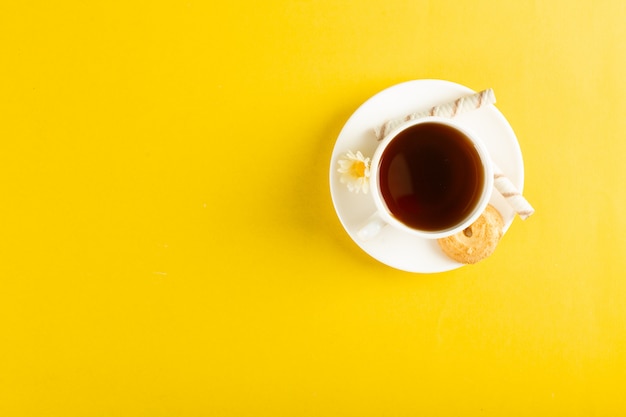 Une tasse de thé isolé