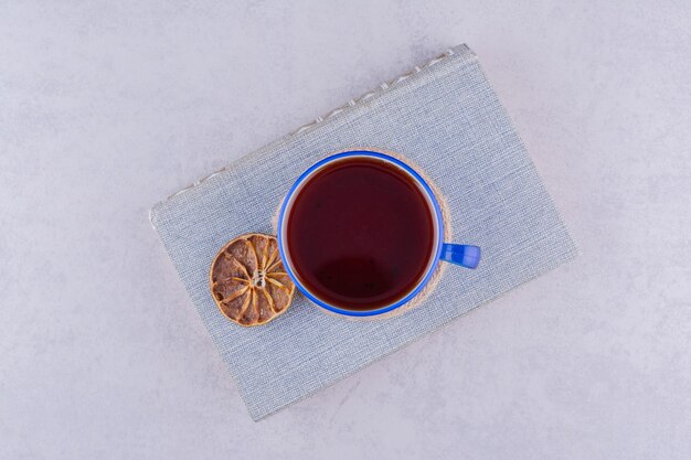 Tasse de thé sur le livre avec une tranche d'orange. photo de haute qualité