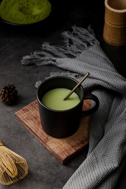 Tasse de thé matcha avec textile et pomme de pin