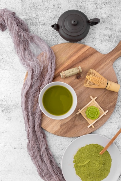 Photo gratuite tasse à thé matcha vue de dessus sur la table