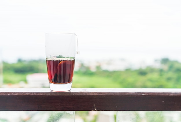 une tasse de thé noir