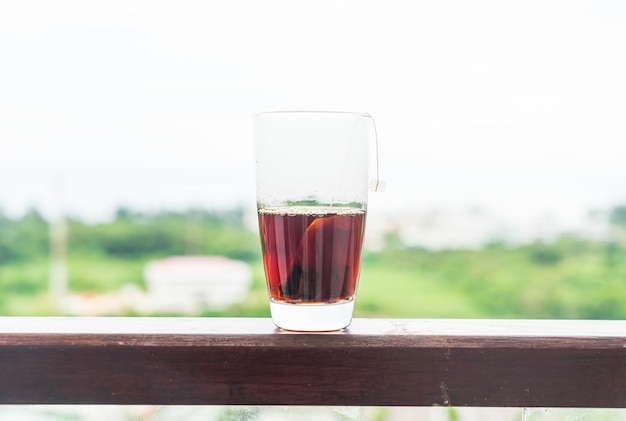 une tasse de thé noir