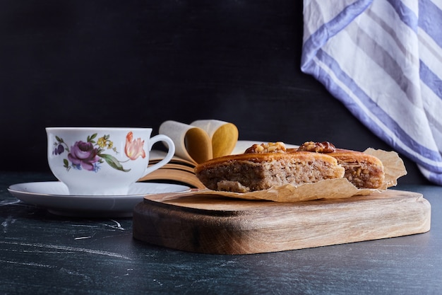 Une tasse de thé avec pakhlava caucasien.