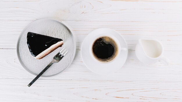 Tasse de thé et de pâtisserie fraîche pour le petit déjeuner