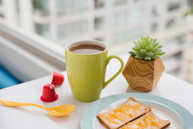 Photo gratuite tasse de thé avec petit déjeuner