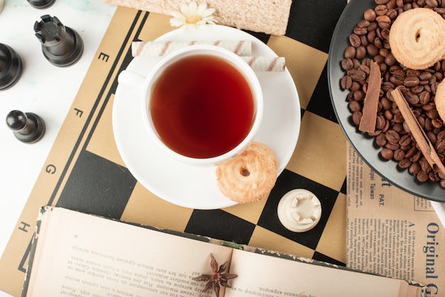 Photo gratuite une tasse de thé sur le plateau de fromage avec des chiffres autour