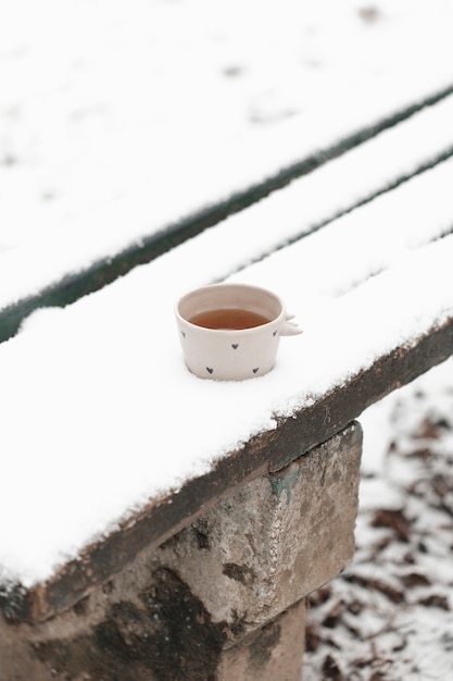 Tasse de thé en plein air en hiver haute vue
