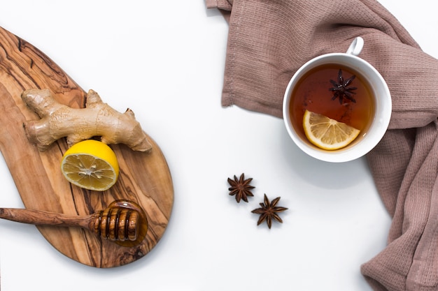 Tasse à thé près d&#39;une planche de bois au miel et au citron