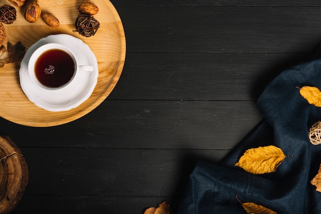 Tasse de thé près de tissu avec des feuilles