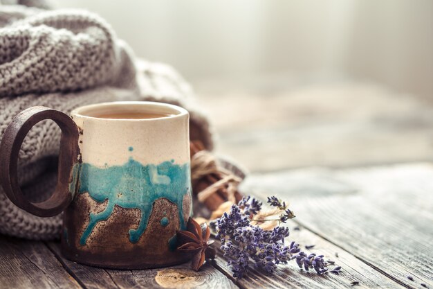 tasse de thé avec un pull