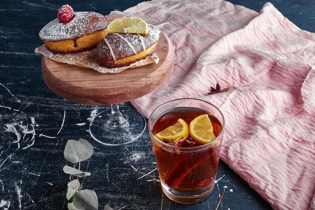 Une tasse de thé servie avec des biscuits au chocolat.